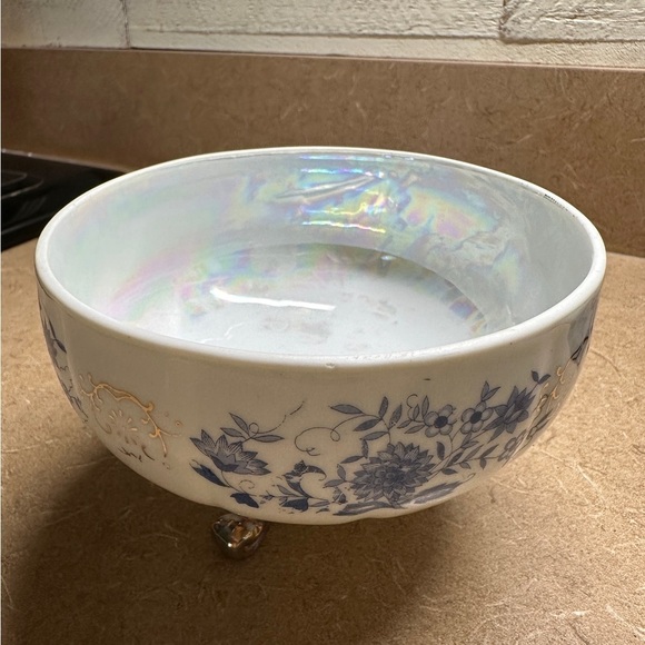 WHITE MOTHER OF PEARL,SMALL PORCELAIN BOWL WITH BLUE FLORAL DESIGN.3 GILTED LEGS - Picture 2 of 9